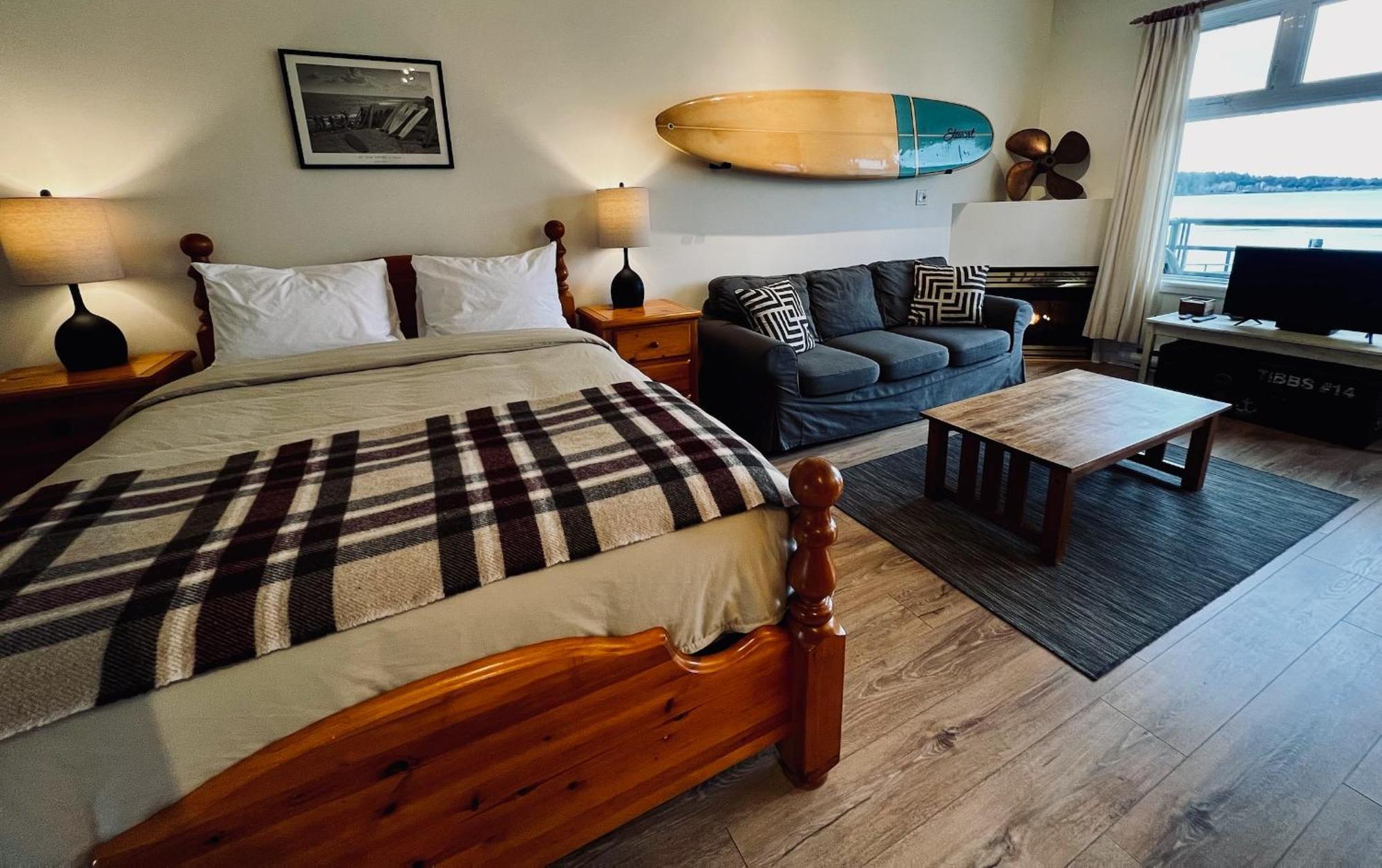 Island Village Properties At Fred Tibbs Tofino Quarto foto