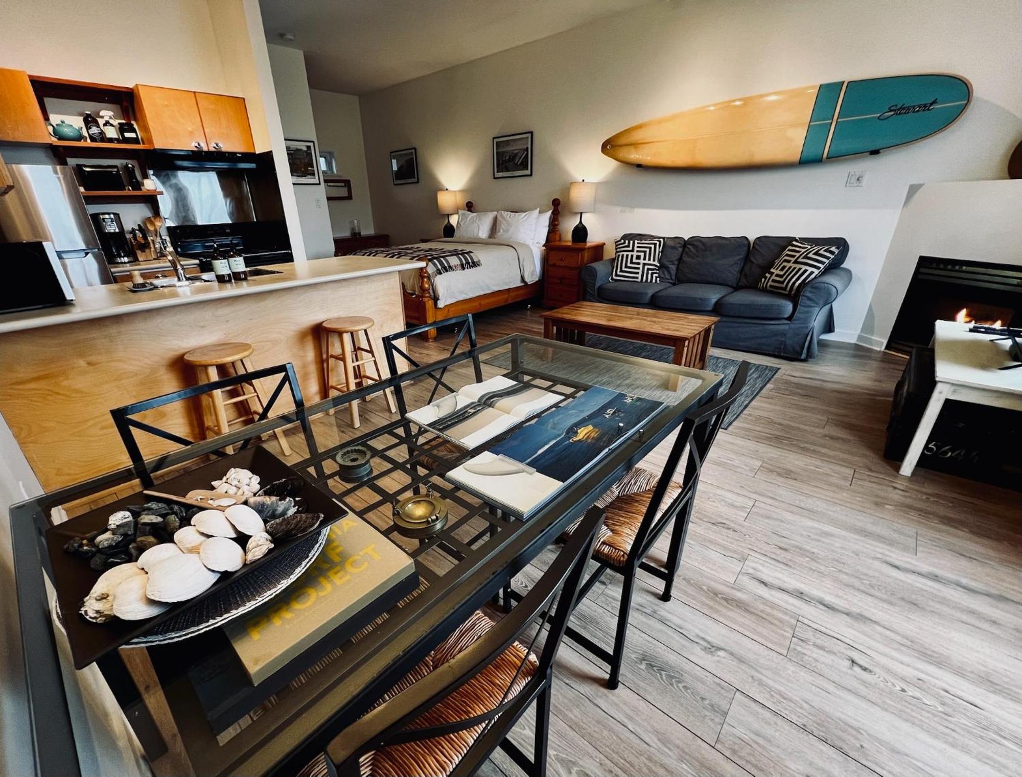 Island Village Properties At Fred Tibbs Tofino Quarto foto