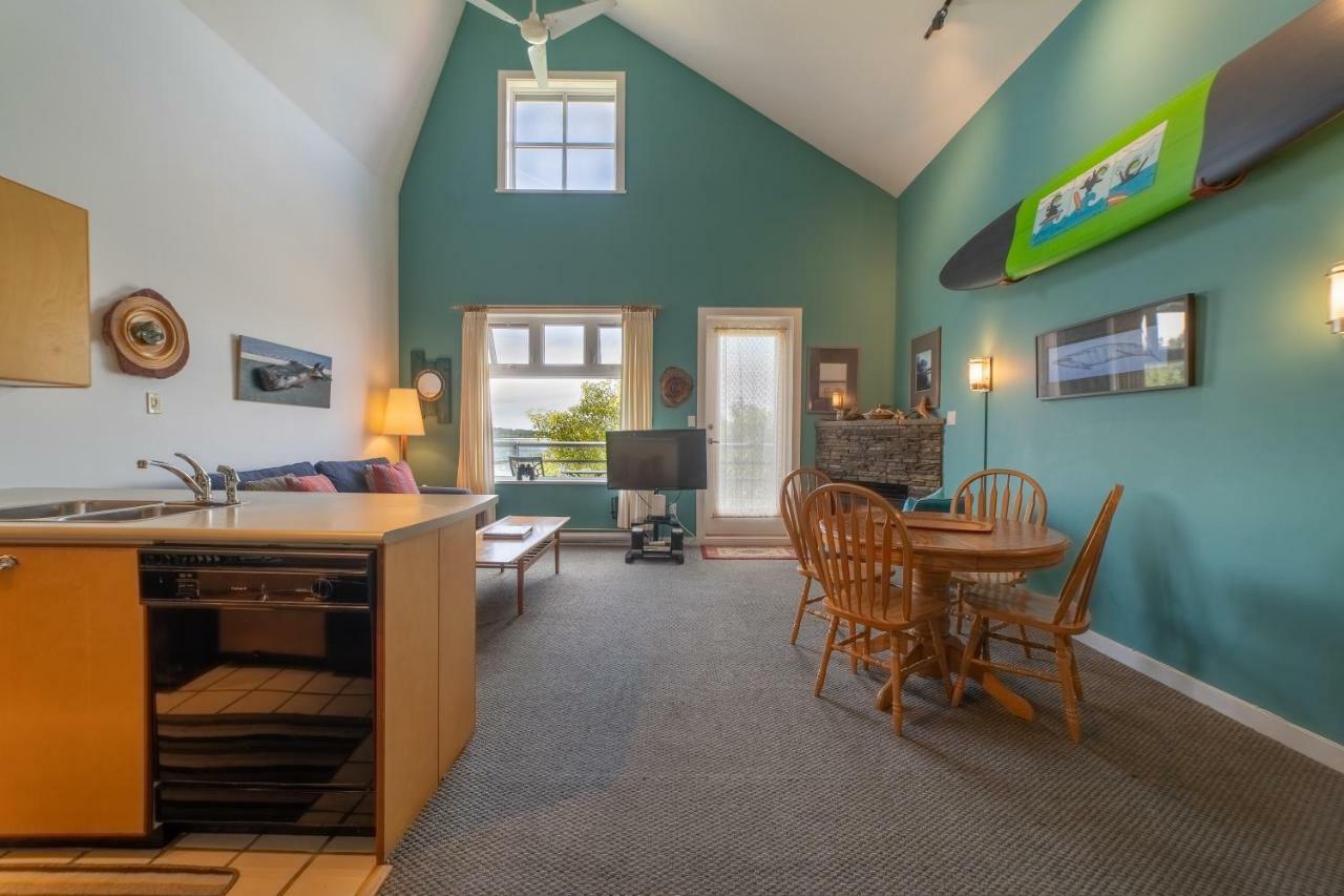 Island Village Properties At Fred Tibbs Tofino Quarto foto